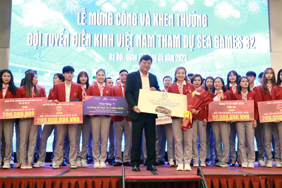 THACO AUTO trao tặng 200 triệu đồng cho Liên đoàn Điền kinh Việt Nam và chìa khóa xe tượng trưng cho VĐV Nguyễn Thị Oanh