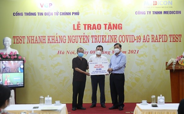 Cổng TTĐT Chính phủ và Công ty MEDICON tặng khay thử xét nghiệm SARS-CoV-2 tới 4 địa phương