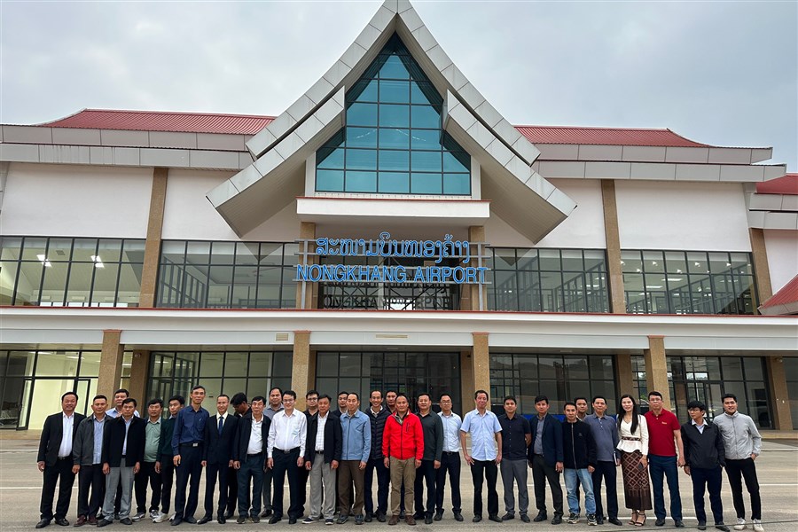 Đoàn Liên ngành Ủy ban Hợp tác Việt Nam - Lào tham quan dự án Sân bay NongKhang