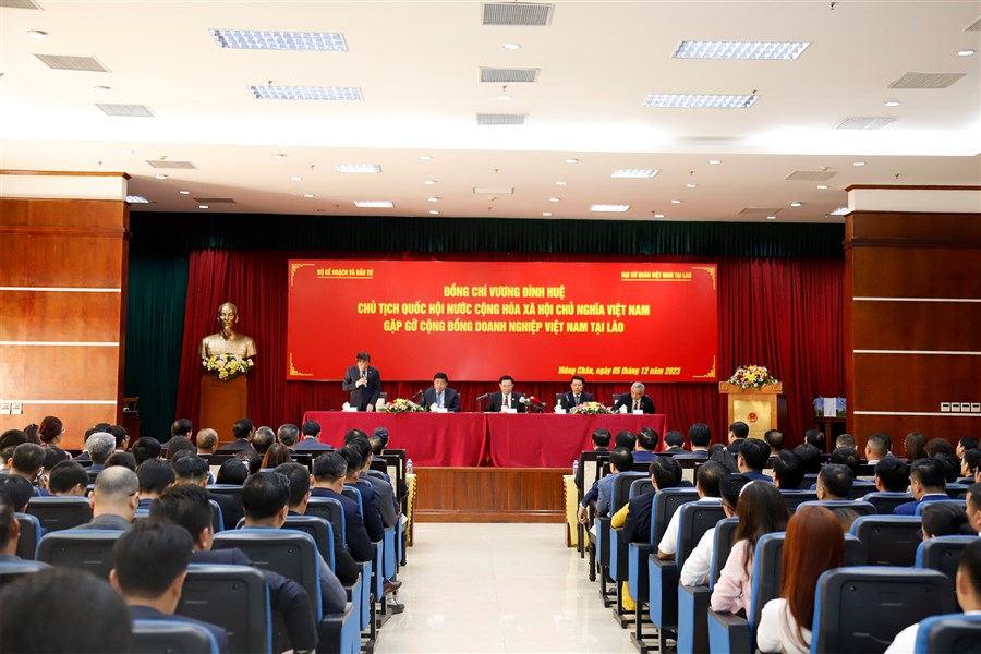 Chủ tịch Quốc hội Vương Đình Huệ gặp gỡ cộng đồng doanh nghiệp Việt Nam tại Lào