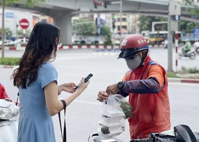 Hà Nội sẽ xử phạt nhân viên giao hàng bằng xe hai bánh làm thêm bên ngoài