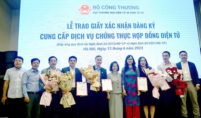 Trao Giấy xác nhận cho 5 đơn vị đủ điều kiện cung cấp dịch vụ chứng thực hợp đồng điện tử
