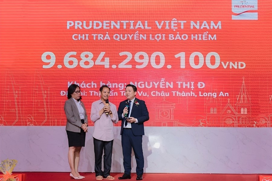 Prudential chi trả gần 9,7 tỷ đồng cho một khách hàng tại Long An