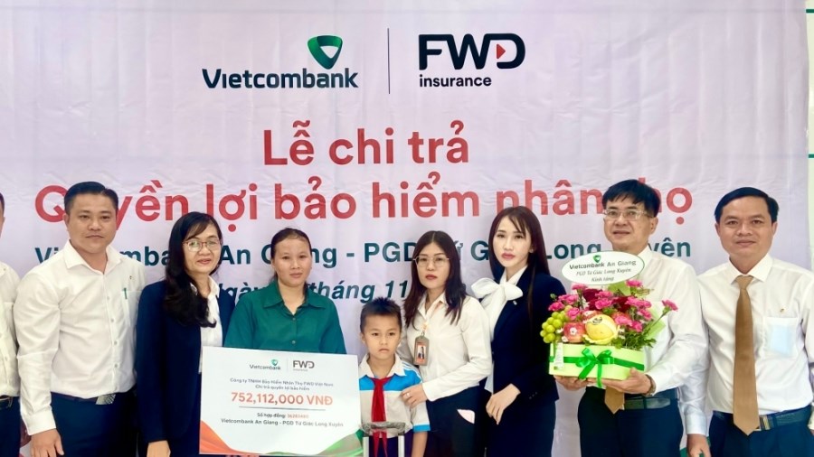 Vietcombank An Giang chi trả quyền lợi bảo hiểm trên 750 triệu đồng cho khách hàng