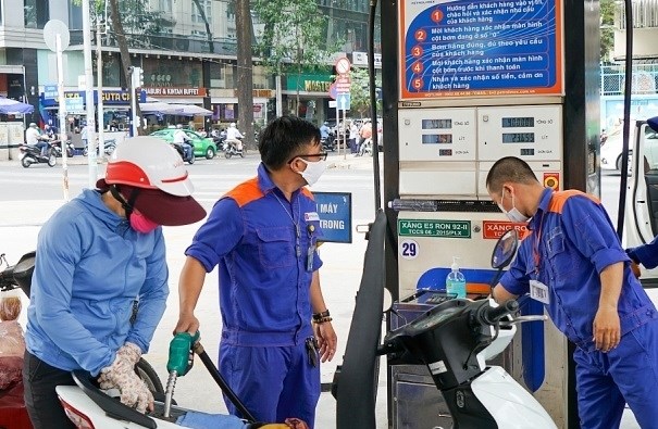 Xăng giảm gần 700 đồng/lít