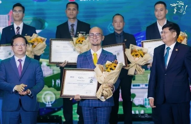 Prudential vinh danh trong Top 100 CSI 2023