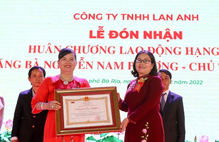 Doanh nhân Nguyễn Nam Phương và Công ty Lan Anh nhận Huân chương Lao động cao quý