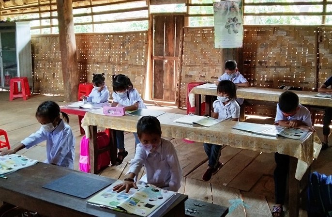 Thực hiện mục tiêu "100% số trường, lớp học ở các xã, thôn đặc biệt khó khăn được xây dựng kiên cố"