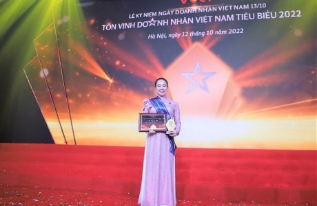 Bà Đỗ Nguyệt Ánh - Chủ tịch Hội đồng thành viên Tổng công ty Điện lực miền Bắc vinh dự được vinh danh Doanh nhân tiêu biểu Việt Nam 2022