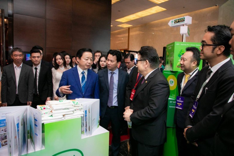 Phó Thủ tướng Chính phủ Trần Hồng Hà thăm gian hàng của C.P. Việt Nam