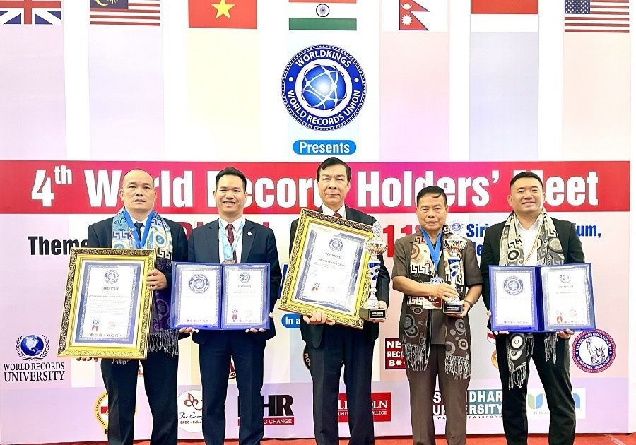 AHLĐ Nguyễn Quang Mâu – Chủ tịch thương hiệu Gốm Đất Việt nhận danh hiệu “Giáo sư danh dự” của Viện Đại học Kỷ lục Thế giới