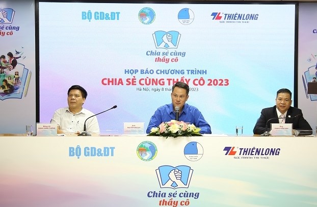 Khởi động Chương trình “Chia sẻ cùng thầy cô” năm 2023