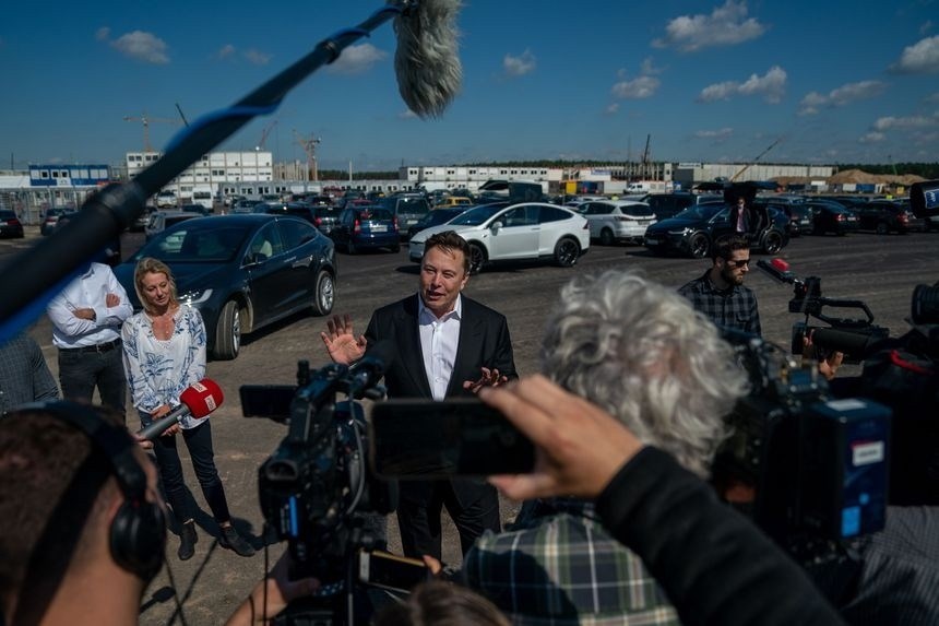 Elon Musk than thở khi phải phân chia thời gian giữa SpaceX, Tesla và Twitter