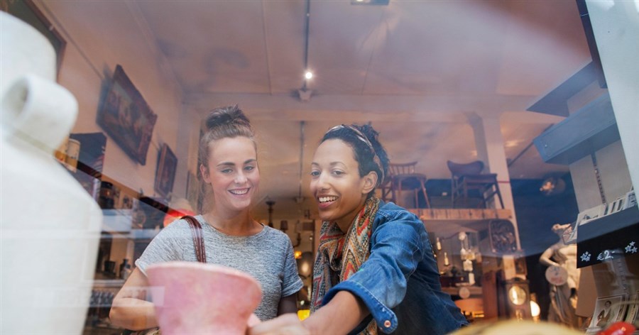 Vì sao người Mỹ vẫn mạnh tay chi tiêu?