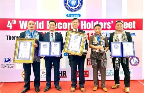 Anh hùng lao động Nguyễn Quang Mâu vinh dự đón nhận danh hiệu Giáo sư danh dự của Viện Đại học Kỷ lục thế giới