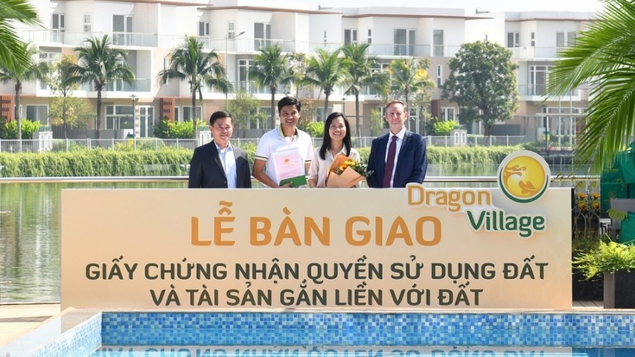 Trao sổ hồng cho cư dân Dragon Village và Dragon Parc, Phú Long khẳng định uy tín nhà phát triển đô thị bền vững