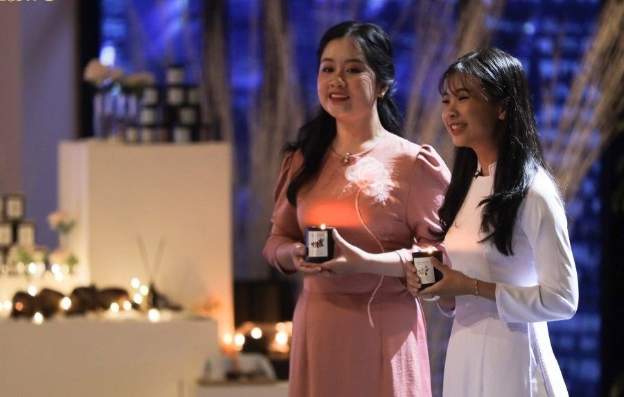 Đam mê khởi nghiệp nến thơm, nữ Startup 17 tuổi và chị gái được 3 Shark cùng đầu tư