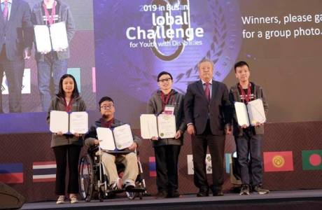 Chàng trai khiếm thị toả hào quang rực rỡ