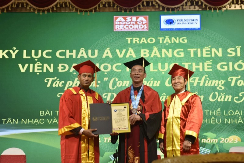 Doanh nhân - Kỷ lục gia Trần Văn Mười đón nhận bằng Tiến sĩ Danh dự Viện Đại học Kỷ lục Thế giới  (WRU)