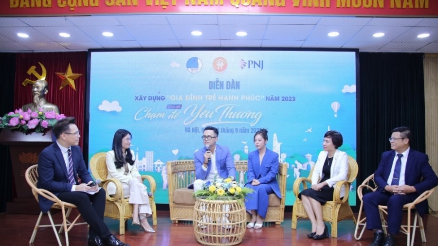 Chạm để yêu thương