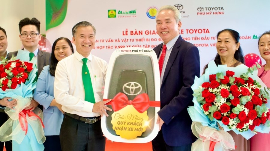 Công ty Nam Sông Tiền nhận bàn giao 100 xe taxi đầu tư vào Mai Linh