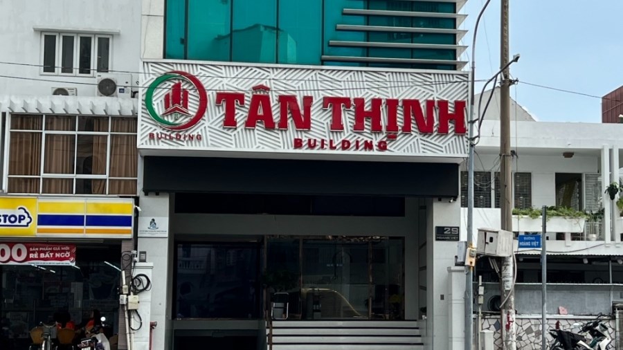Từ người bán đất thành người mua đất giá cao