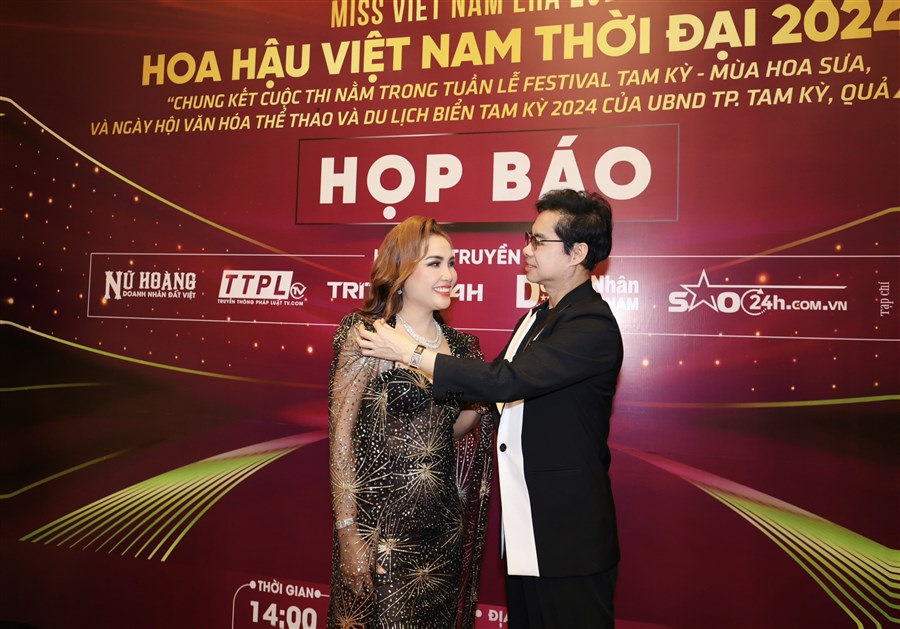 Ngọc Sơn chăm sóc em gái nuôi trên thảm đỏ sự kiện