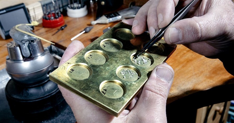 Các thương hiệu xa xỉ đau đầu tìm thợ thủ công may túi, chế tác trang sức