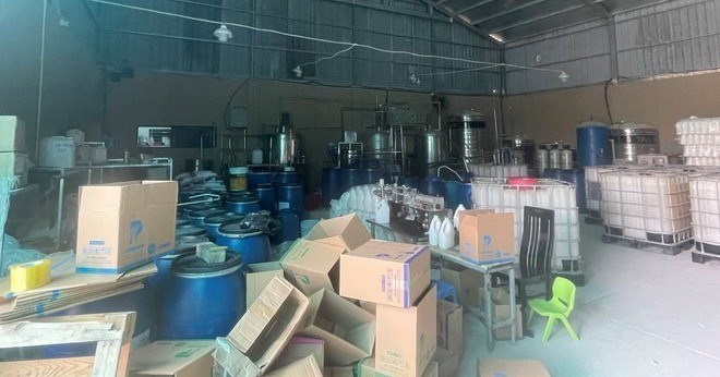 Hà Nội khởi tố 6 đối tượng trong đường dây sản xuất, kinh doanh nước giặt giả