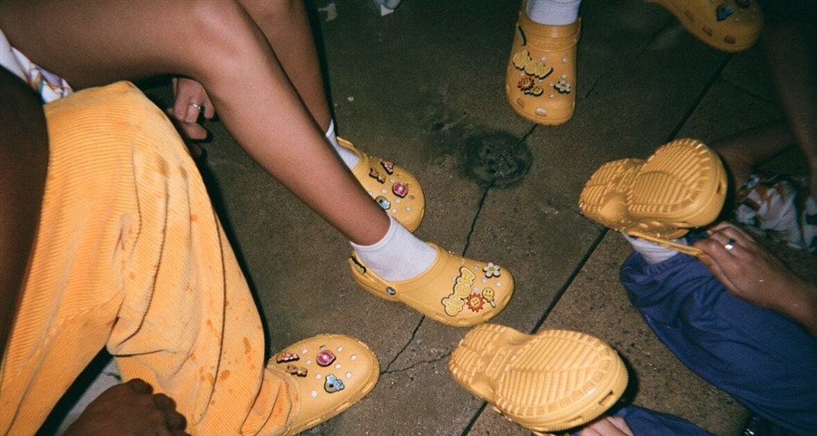 Dép Crocs trở thành mặt hàng được ưa chuộng trong thời đại dịch