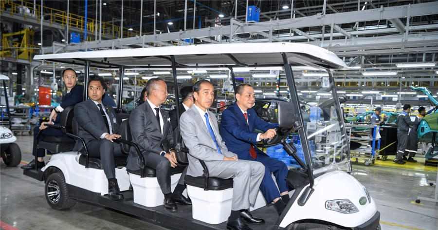 Tỷ phú Phạm Nhật Vượng lái xe chở Tổng thống Indonesia tham quan nhà máy VinFast