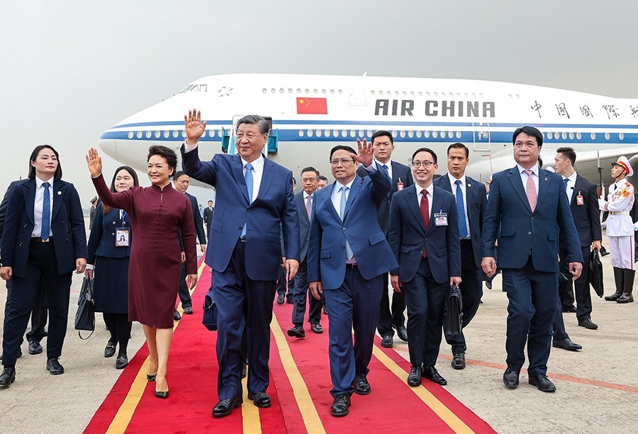 Cận cảnh Tổng Bí thư, Chủ tịch nước Trung Quốc Tập Cận Bình và phu nhân Bành Lệ Viên tại sân bay Nội Bài