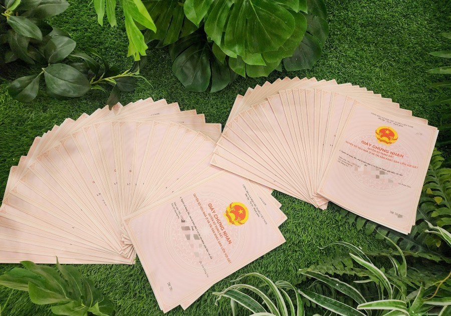 Chủ đầu tư Gem Sky World trao “sổ hồng” cho khách hàng