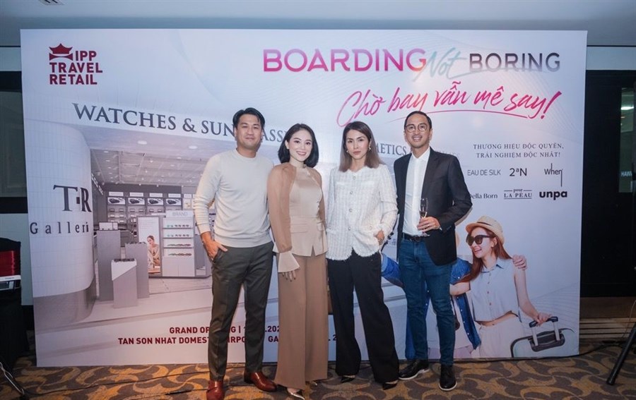 Vợ chồng Hà Tăng chúc mừng Phillip, Linh Rin khai trương trung tâm mua sắm mới