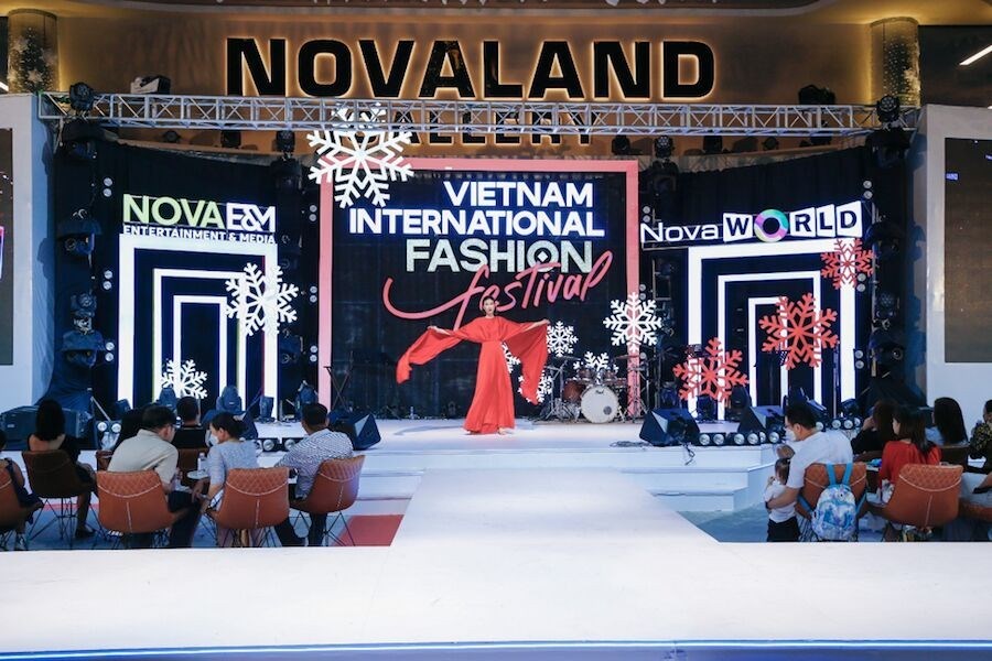 Đêm thứ 2 của VIFF 2021: NTK Adrian Anh Tuấn và NTK Đức Duy khiến giới mộ điệu thổn thức