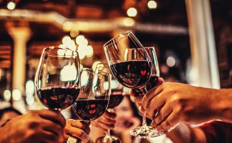 Bật Champagne bàn chuyện biến số trong năm 2024 của chứng trường bạc tỷ