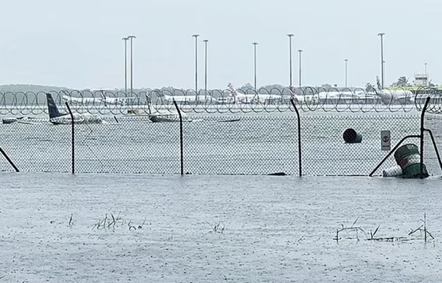 Lũ lụt ở Cairns, Australia: Sân bay đóng cửa, xuất hiện cá sấu trong lũ, người dân chịu... "bom" mưa