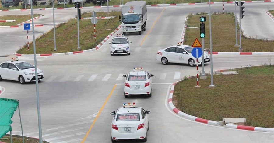 Giá dịch vụ đào tạo lái xe hạng B2 tại Hà Nội là 15,59 triệu đồng