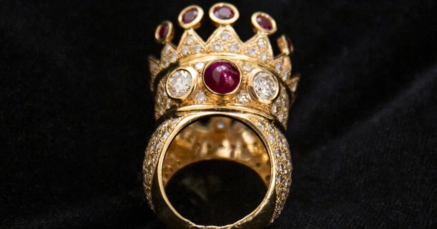 Chiếc nhẫn tự thiết kế của rapper Tupac Shakur được bán đấu giá hơn 1 triệu USD