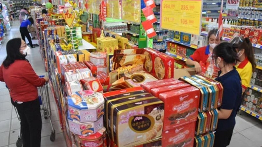 Tết cận kề, người dân "thắt chặt hầu bao", siêu thị lớn cũng than ế
