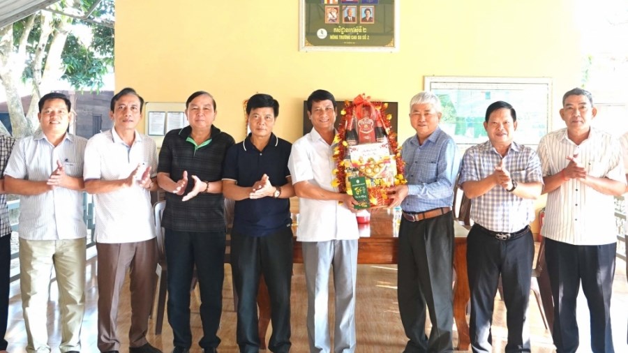 Trao tặng quà Tết người Việt trên đất Campuchia