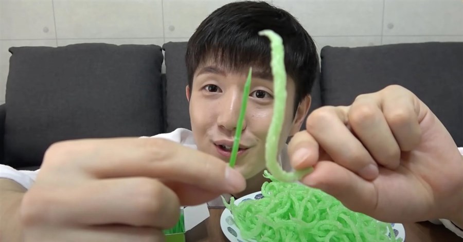 Chính phủ Hàn Quốc kêu gọi người dân không bắt chước xu hướng ăn “tăm chiên” trên mạng xã hội