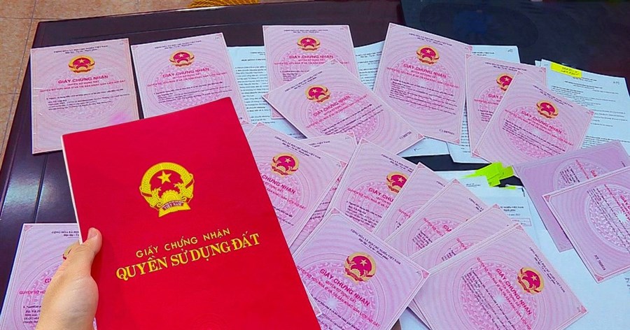 Công an Hà Nội cảnh báo lừa đảo mang sổ đỏ đi tích hợp thông tin VNeID