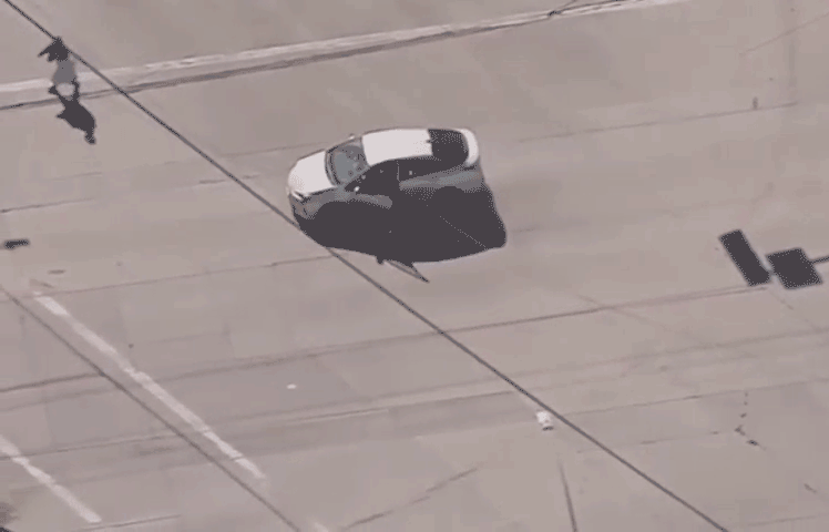 Bị xe cảnh sát đâm trúng, xe ăn trộm hất văng cụ bà giữa giao lộ