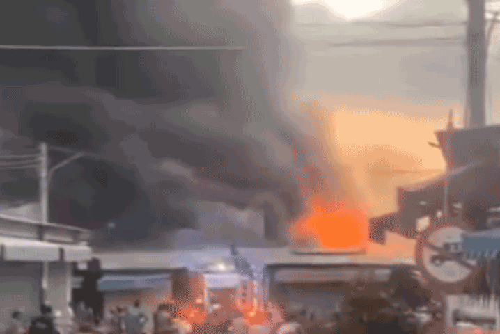 Bùng cháy, lửa thiêu rụi gần 300 sạp quần áo trong chợ Châu Long