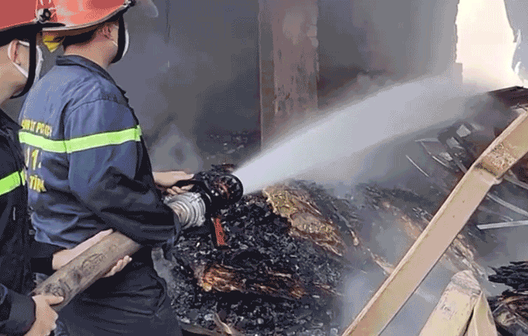 Xưởng sản xuất gỗ ở Hà Tĩnh bất ngờ bùng cháy trong đêm