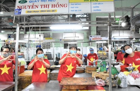 Chùm ảnh dễ thương trong tâm dịch Covid-19: 1.500 tiểu thương đồng loạt mặc áo “Đà Nẵng ơi, cố lên!" và "thả tim" cho các y bác sĩ