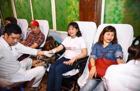 Group 9194 chia sẻ yêu thương với các em nhỏ Viện Nhi TW