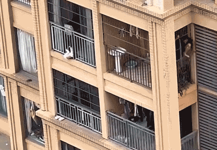 Giải cứu thành công bé trai bị mắc kẹt ngoài ban công tầng 5