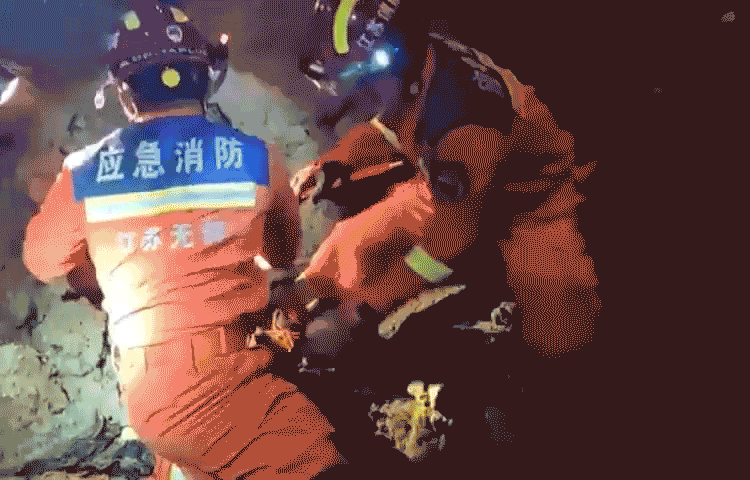 Giải cứu thành công người phụ nữ bị chôn vùi dưới gầm xe ben lật úp